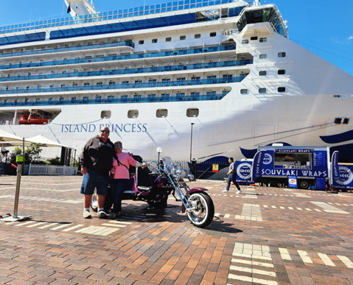 The cruise ship passengers tour on a trike, showed the main icons of Sydney in a short space of time.
