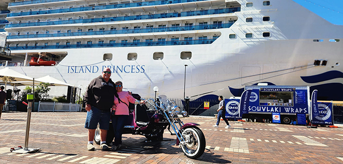 The cruise ship passengers tour on a trike, showed the main icons of Sydney in a short space of time.